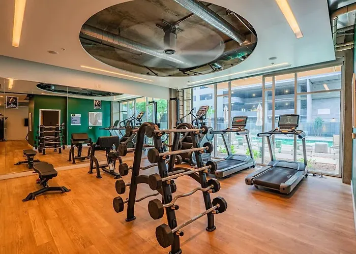 Chic Downtown 2-bedroom Pool Gym Parking *