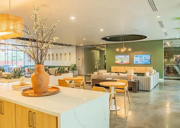 Chic Downtown 2-bedroom Pool Gym Parking