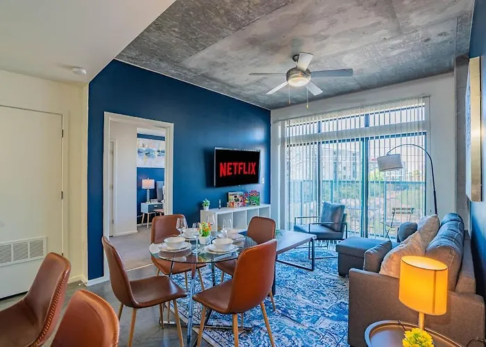 Chic Downtown 2-bedroom Pool Gym Parking Apartamento