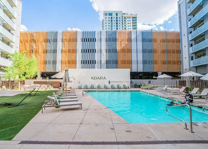 Chic Downtown 2-bedroom Pool Gym Parking Apartment Phoenix