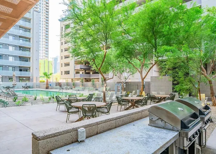 Chic Downtown 2-bedroom Pool Gym Parking *