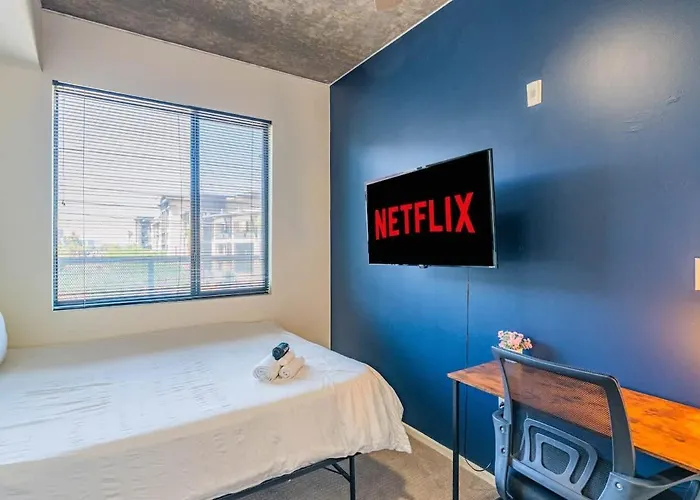 Chic Downtown 2-bedroom Pool Gym Parking * Phoenix