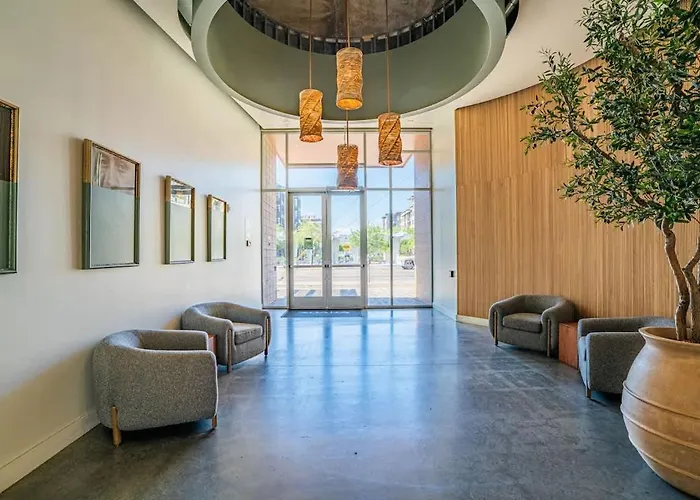 Chic Downtown 2-bedroom Pool Gym Parking