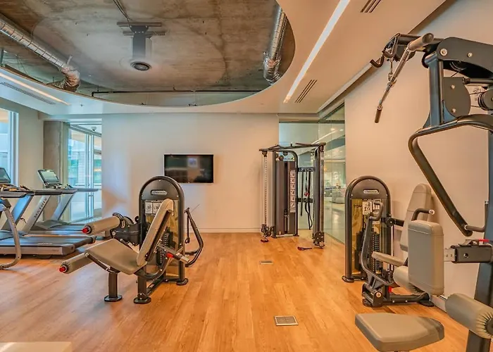 Chic Downtown 2-bedroom Pool Gym Parking Apartamento *