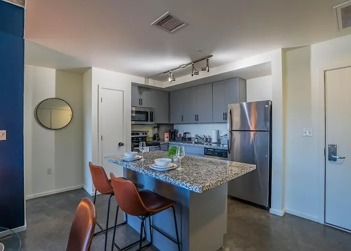 Chic Downtown 2-bedroom Pool Gym Parking *