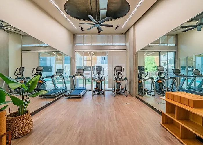 Chic Downtown 2-bedroom Pool Gym Parking Apartamento *