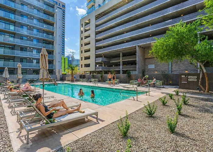 Chic Downtown 2-bedroom Pool Gym Parking Apartamento *
