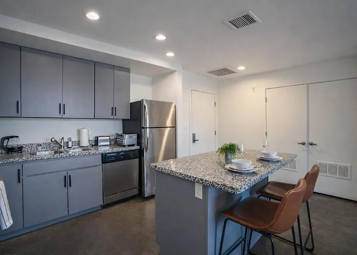 Chic Downtown 2-bedroom Pool Gym Parking Apartamento