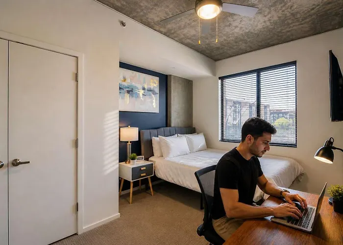 Chic Downtown 2-bedroom Pool Gym Parking Apartamento