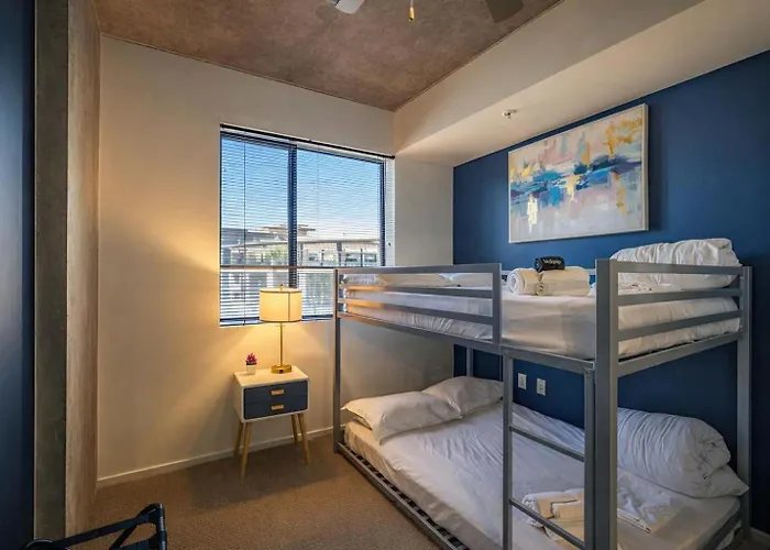 Chic Downtown 2-bedroom Pool Gym Parking *