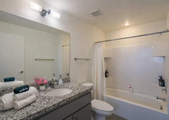 Chic Downtown 2-bedroom Pool Gym Parking *