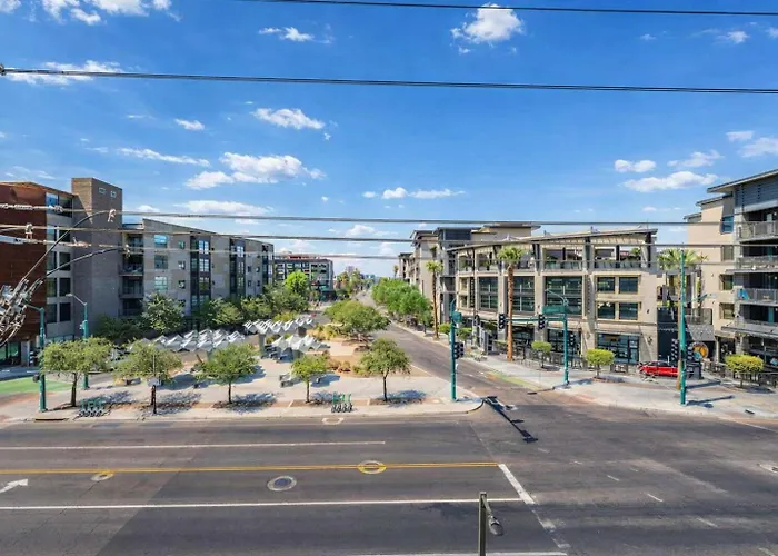 Chic Downtown 2-bedroom Pool Gym Parking Phoenix