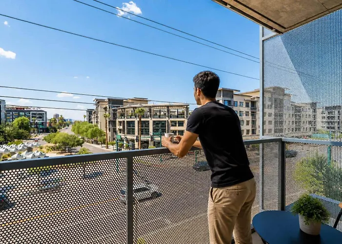 Chic Downtown 2-bedroom Pool Gym Parking